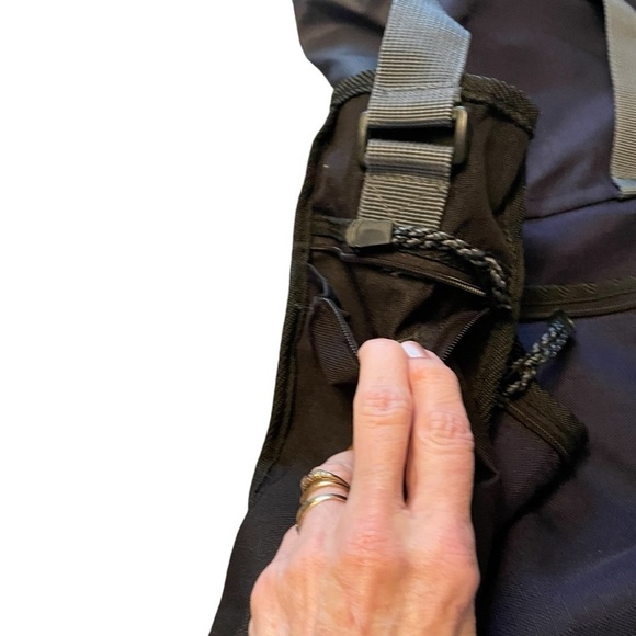 Buffalo Messenger Bag-Flap Closure-3 zipper pockets-2 zipper pockets on ends - Picture 7 of 11